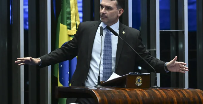 Flávio Bolsonaro protocola PEC pelo fim da reeleição para presidente: entenda o impacto e a polêmica