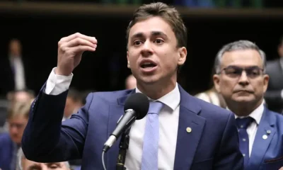 Nikolas Ferreira rebate acusações de campanha antecipada de Flávio Bolsonaro citando desfile de carnaval pró-Lula