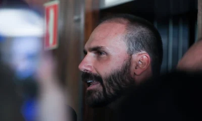 Eduardo Bolsonaro é convocado pela Polícia Federal para retornar ao trabalho no Rio após cassação de mandato