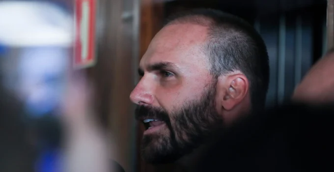 Eduardo Bolsonaro é convocado pela Polícia Federal para retornar ao trabalho no Rio após cassação de mandato