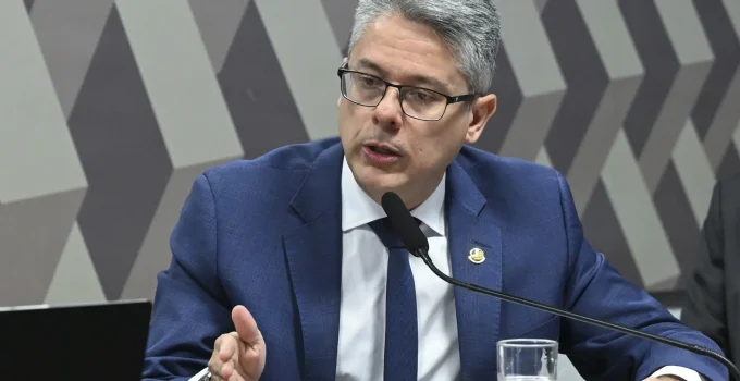 Senador Alessandro Vieira acusa Gilmar Mendes de "atentado contra a democracia" ao proteger sigilo da Maridt na CPI do Caso Master
