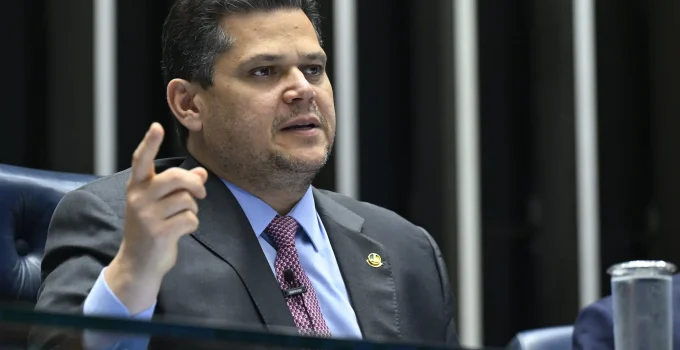Alcolumbre Joga Lulinha aos Leões da CPMI e Envia Recado Político a Lula em Ano Eleitoral