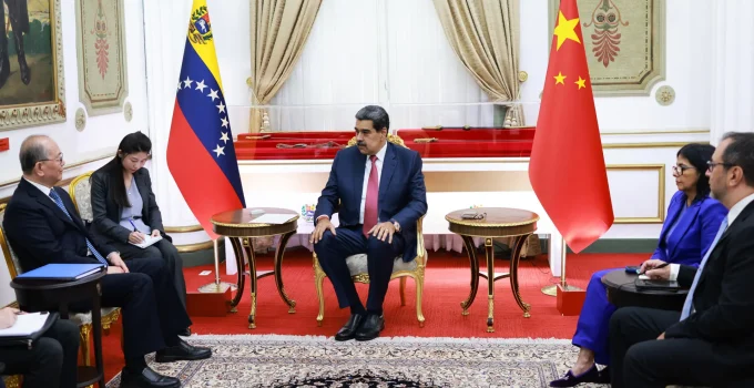 Maduro Recebe Enviado da China em Meio a Cerco dos EUA e Críticas de Pequim a Sanções