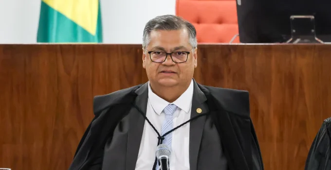 Flávio Dino barra saques em dinheiro vivo de emendas parlamentares e aperta cerco contra "emenda-bolsão"
