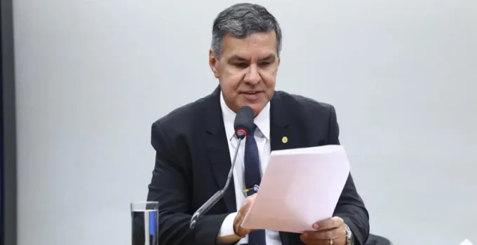 Deputado do PL vota contra PEC da Segurança Pública e alerta para risco à PM: "Enfraquecimento"