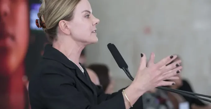 Gleisi Hoffmann acusa Nikolas Ferreira de propaganda eleitoral irregular com jatinho de banqueiro ligado a investigações