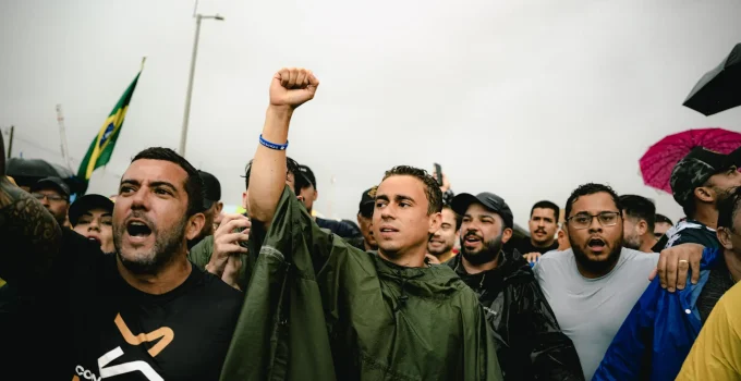 Esquerda Mira Nikolas Ferreira: Jatinho de Vorcaro Vira Arma Política para Desgastar Influência do Deputado da Direita