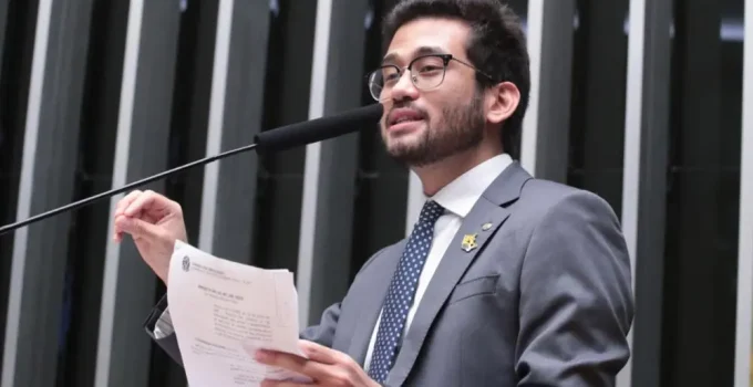 Kim Kataguiri pede convocação de Alexandre de Moraes para depor na CPMI do INSS após mensagens vazadas