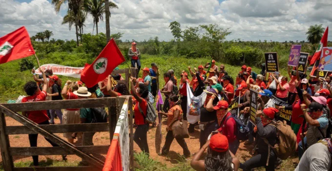 MST Mobiliza Mulheres em Ocupações e Bloqueios de Rodovias no Dia Internacional da Mulher, Gerando Debate no Congresso