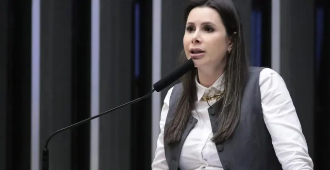 Deputada Carol De Toni Pede Explicações de Alexandre de Moraes sobre Mensagens com Empresário do Caso Banco Master na CCJ