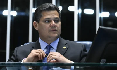 Davi Alcolumbre é acusado de travar CPMI do Banco Master para negociar veto de lei que pode beneficiar Bolsonaro
