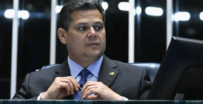 Davi Alcolumbre é acusado de travar CPMI do Banco Master para negociar veto de lei que pode beneficiar Bolsonaro
