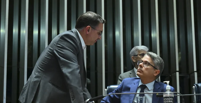 Flávio Bolsonaro amplifica pedido de CPI do Master e mira Haddad e Rui Costa em investigação sobre reunião sigilosa e Banco Master