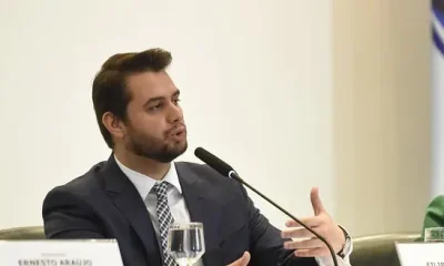 Moraes exige imagens da cela de Filipe Martins em 48 horas e reverte transferência; familiares temem por segurança