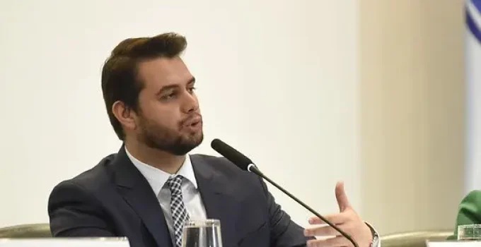 Moraes exige imagens da cela de Filipe Martins em 48 horas e reverte transferência; familiares temem por segurança