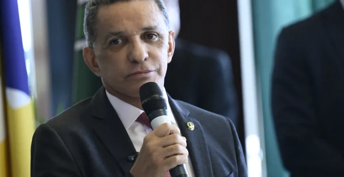 Mecias de Jesus Renuncia ao Senado e Assume Cargo no TCE de Roraima, Abrindo Vaga para Roberta Acioly; Entenda o Impacto