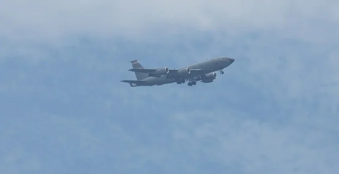 Avião-Tanque Americano KC-135 Stratotanker Cai no Iraque Durante Missão de Apoio à Guerra Contra o Irã