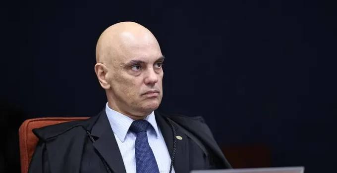 Moraes revoga decisão e impede visita de assessor de Trump a Bolsonaro após alerta do Itamaraty sobre ingerência