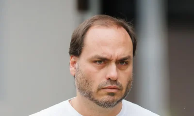 Carlos Bolsonaro: Pai "inchado" e "irritado", quase morre sem atendimento rápido; defende prisão domiciliar