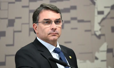 Flávio Bolsonaro se reúne com Alexandre de Moraes para pedir prisão domiciliar de Jair Bolsonaro em meio a internação