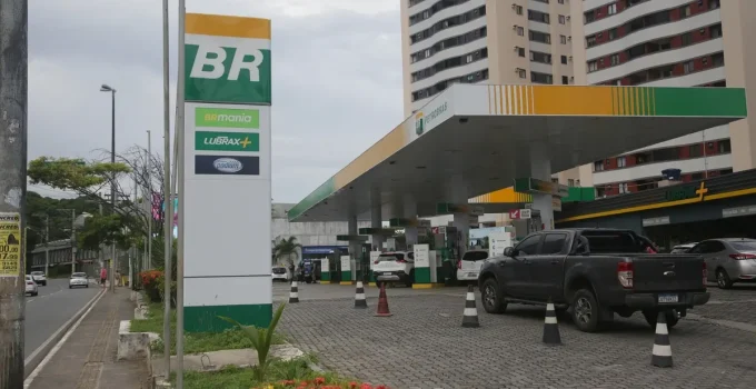 Governo Autua Vibra, Raízen e Ipiranga por Aumento Suspeito nos Combustíveis: Entenda o Caso