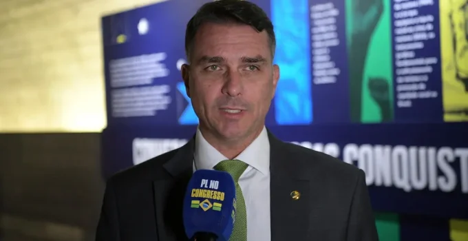 Flávio Bolsonaro Detona Medidas de Lula para Combustíveis: "Aumenta Imposto em Crise!"