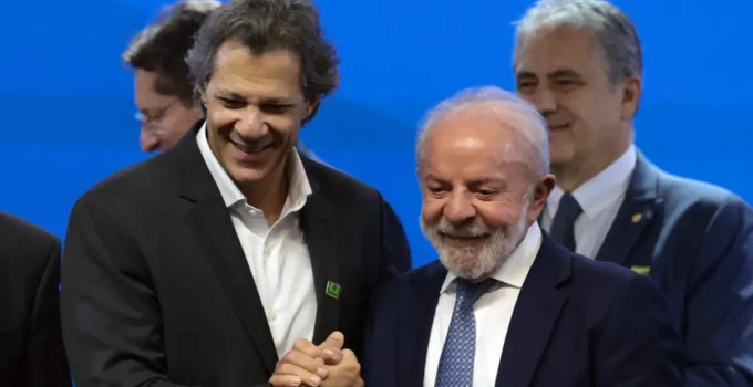 Lula oficializa saída de Haddad da Fazenda para disputa em SP; Durigan assume ministério