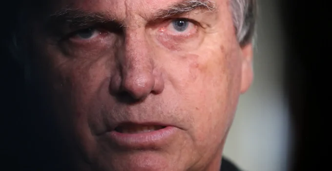 Alexandre de Moraes aciona PGR para decidir sobre prisão domiciliar de Bolsonaro após relatório médico
