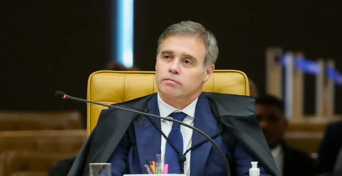Ministro Mendonça: "O bom juiz não é estrela", diz no Rio e arranca aplausos de advogados em meio a crise no STF