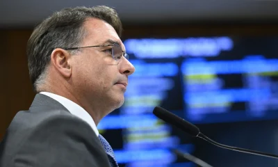 Flávio Bolsonaro emociona com homenagem ao pai, Jair Bolsonaro, em meio a restrições e apoio popular