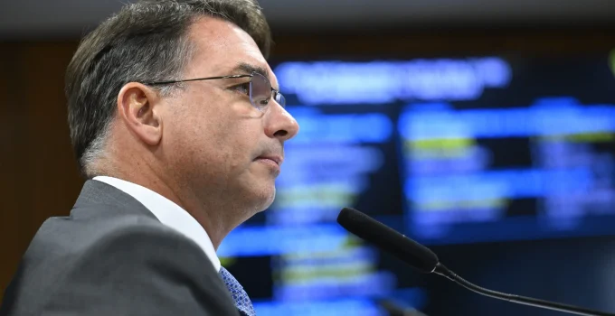 Flávio Bolsonaro emociona com homenagem ao pai, Jair Bolsonaro, em meio a restrições e apoio popular