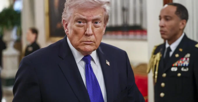 Trump Ameaça Enviar Agentes do ICE para Aeroportos dos EUA a Partir de Segunda-feira: Democratas Rejeitam Financiamento em Impasse