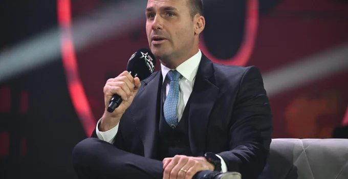 Eduardo Bolsonaro na Hungria: "Precisamos de nova lei sobre ONGs" para proteger soberania e combater "censura"
