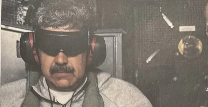 Foto Histórica de Maduro Capturado e Vendado Ganha Repercussão Global, Remetendo a Outros Ditadores