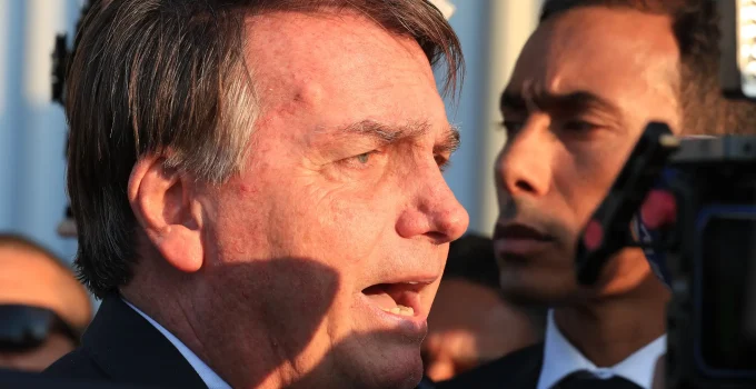 Jair Bolsonaro em UTI: Hospital Divulga Novo Boletim e Detalha Tratamento de Pneumonia e Dor Mandibular