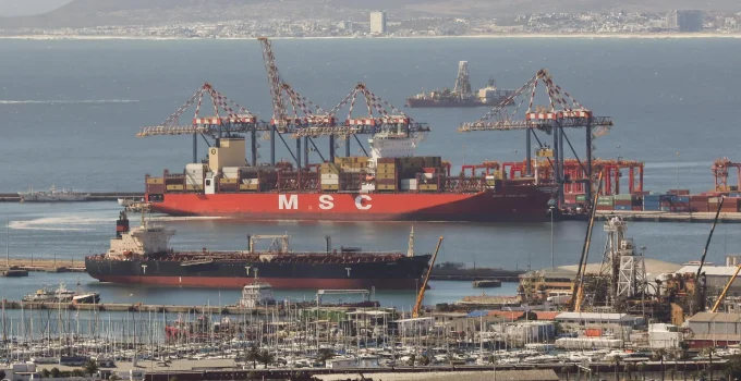 Irã Ameaça Fechar Estreito de Ormuz se EUA Atacarem Centrais Elétricas, Preços do Petróleo Disparam