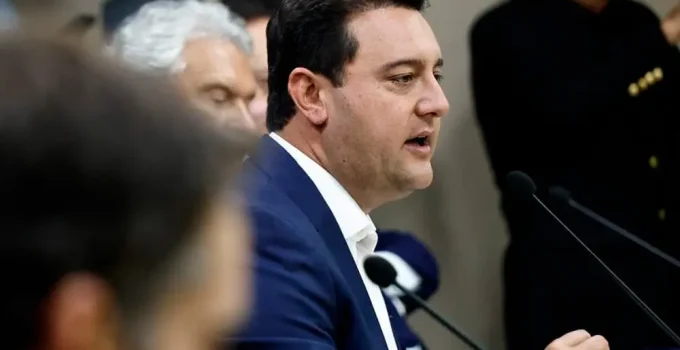 Ratinho Junior é o nome do PSD para 2026, Kassab descarta Flávio Bolsonaro e busca vice; Lula afaga caminhoneiros com nova MP