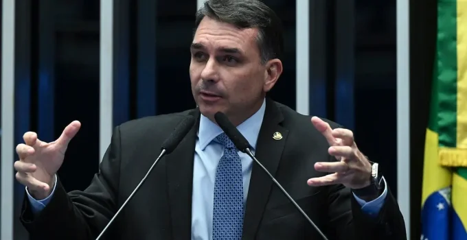 Flávio Bolsonaro critica Moraes: "Prisão domiciliar temporária para Bolsonaro é contraditória e política"