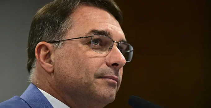Flávio Bolsonaro e o Centrão: A Estratégia de Puxadores de Votos que Agita a Direita e Busca Ampliar Bancadas