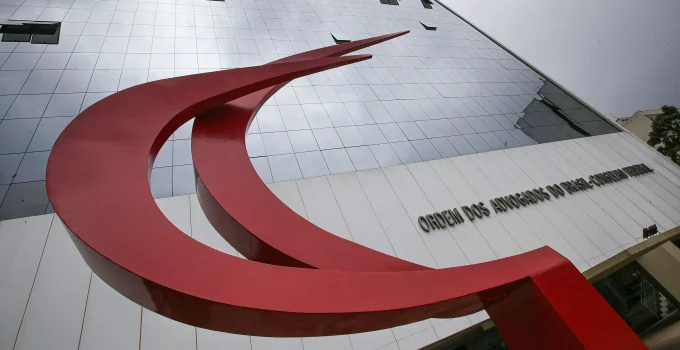 O Silêncio Enigmático da OAB: Esfinge que Intimida ou Voz que Falta à Democracia?