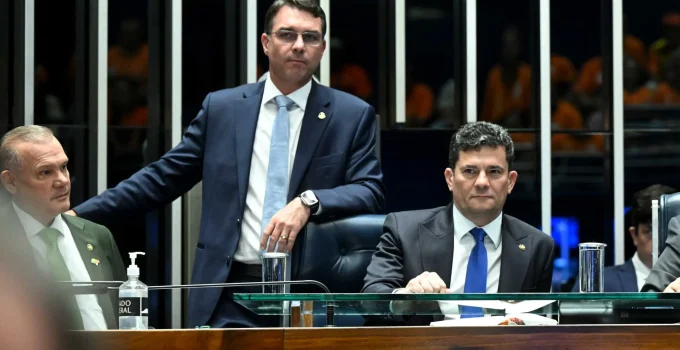 Moro no PL Desencadeia Rebelião de Prefeitos no Paraná: Grupo de Ratinho Articula Debandada em Massa