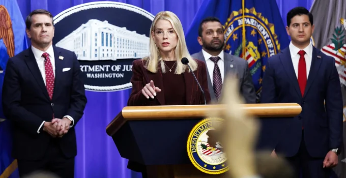 Governo Trump Investiga Califórnia e Maine por Permitir Mulheres Trans em Prisões Femininas, Citando Riscos à Segurança