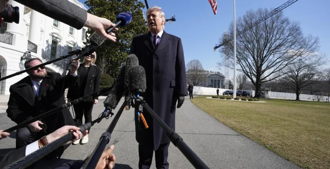 Guerra contra Irã acirra briga de Trump com a TV: Casa Branca ameaça emissoras por "notícias falsas" e busca punição severa