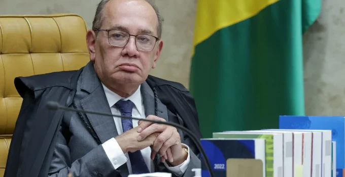 Sóstenes Cavalcante entra com queixa-crime contra Gilmar Mendes no STF por acusações de vazamento na CPMI do INSS