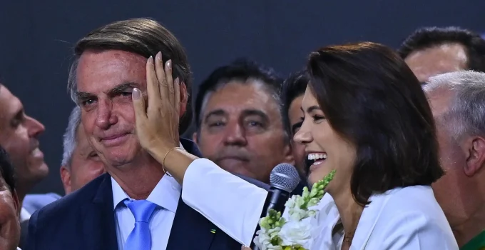 Michelle Bolsonaro renuncia à política por tempo indeterminado para cuidar de Jair Bolsonaro em prisão domiciliar