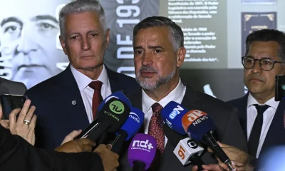 CPMI do INSS: Base do Governo Pede Indiciamento de Bolsonaro e Flávio em Relatório Paralelo, Acusações Chocam o Placar Político