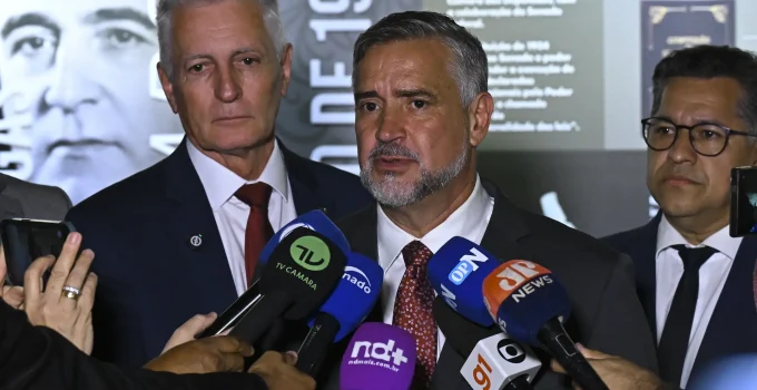CPMI do INSS: Base do Governo Pede Indiciamento de Bolsonaro e Flávio em Relatório Paralelo, Acusações Chocam o Placar Político