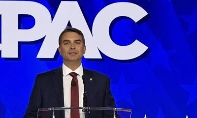 Flávio Bolsonaro nos EUA: "Se eleições forem livres e justas, vencerei" e pede atenção internacional