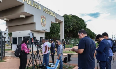 Carlos Bolsonaro denuncia 'violação de direitos humanos' na prisão do pai, Jair Bolsonaro, na PF e compara Brasil à Venezuela