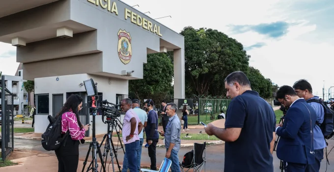 Carlos Bolsonaro denuncia 'violação de direitos humanos' na prisão do pai, Jair Bolsonaro, na PF e compara Brasil à Venezuela